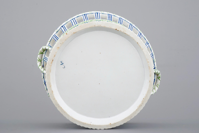 Une corbeille et son pr&eacute;sentoir en porcelaine de Niderviller, 18/19&egrave;me